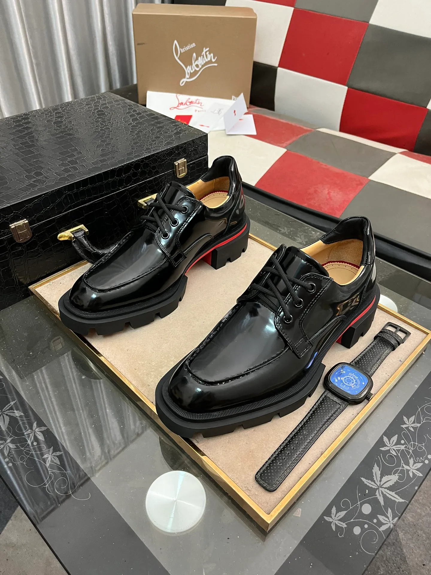 Men's shoes 💰820⌚️⌚️CL New formal leather shoes Christia* Loubouti* red-soled shoes GREGGO men's Oxford shoes Made of imported cowhide/glossy patent leather/stitched contrasting high silk suede. Three-section toe design. Iconic red outsole, the ultimate personalized shoe. Original color cowhide lining. Original Italian leather outsole; fine workmanship brings you a luxurious experience. With its neat silhouette and straightforwardness, GREGGO men's Oxford shoes are Oxford shoes born for city roaming. The elegant lines and classic silhouette exude eternal charm. The black patent leather material is exquisite and eye-catching, adding a sense of luxury to the overall look. The slender toe design is full of elegance, and matched with closed shoelaces of the same color, the sophistication is invisible. The slim sole design provides the shoes with a light foot feel, elegant steps, and a refined and elegant look. Shows outstanding texture.  Standard leather shoe size: 38-44